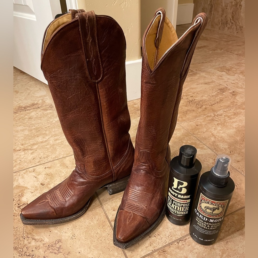 The most gorgeous Miranda Lambert cowgirl boots with leather treatments!